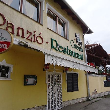 Hotel Czermann Panzió és Étterem Oroszlány Esterno foto
