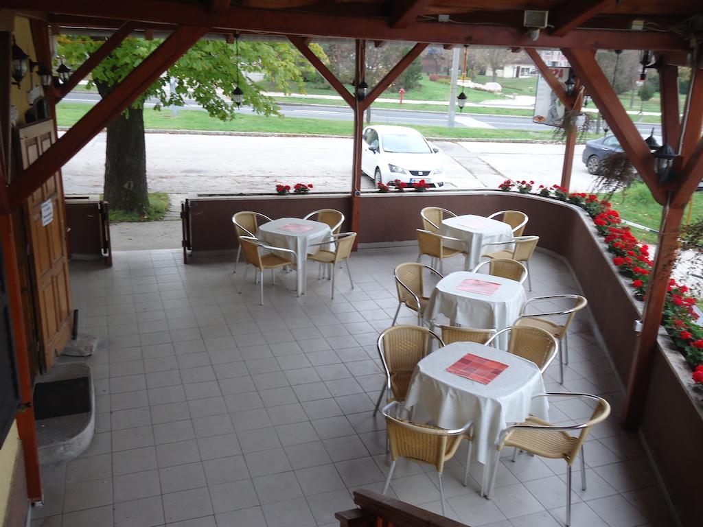 Hotel Czermann Panzió és Étterem Oroszlány Esterno foto
