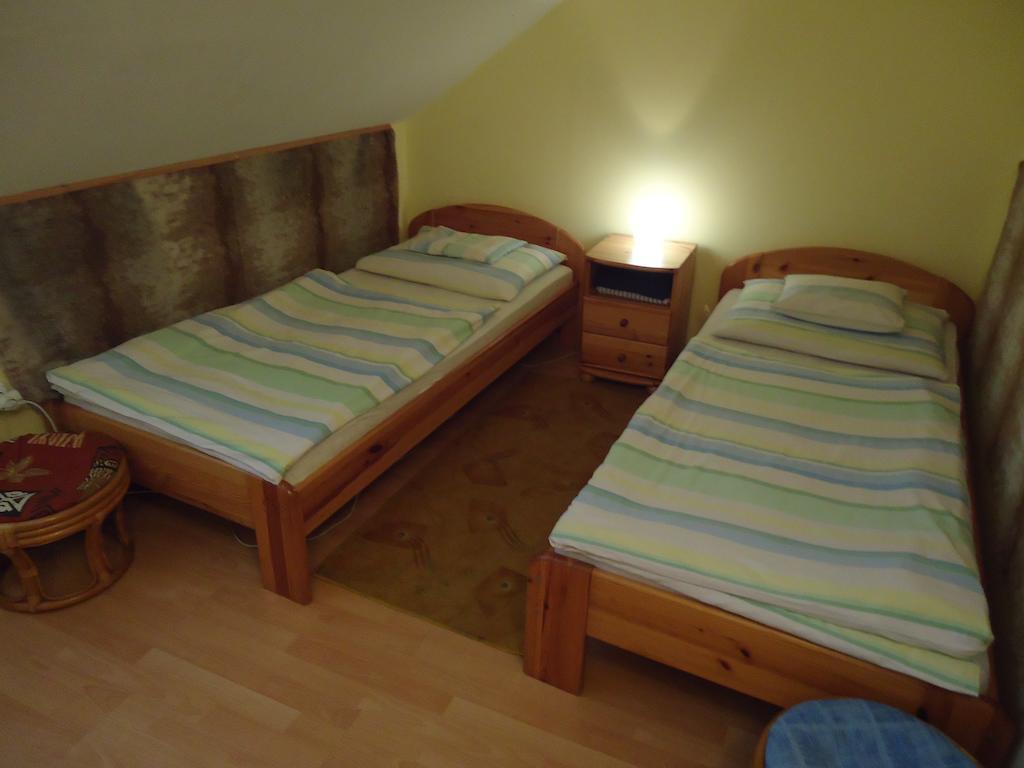Hotel Czermann Panzió és Étterem Oroszlány Camera foto