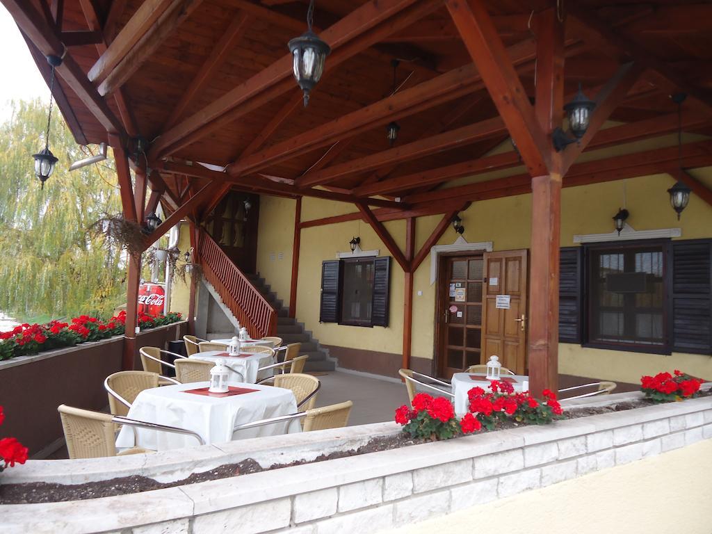 Hotel Czermann Panzió és Étterem Oroszlány Esterno foto