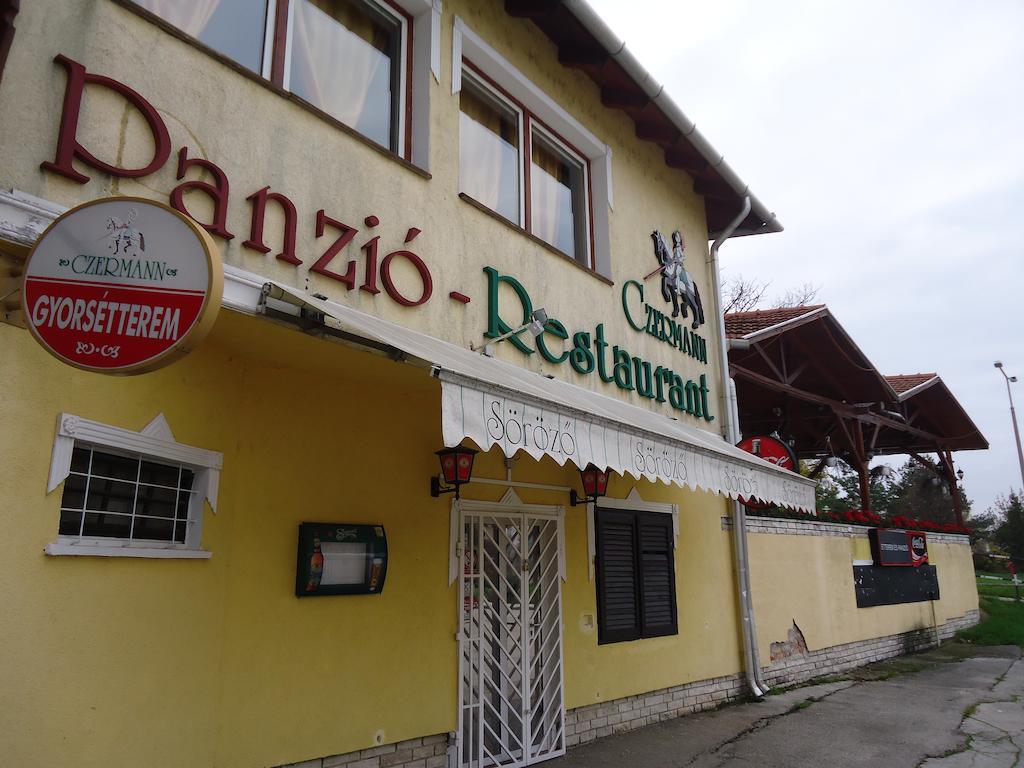 Hotel Czermann Panzió és Étterem Oroszlány Esterno foto