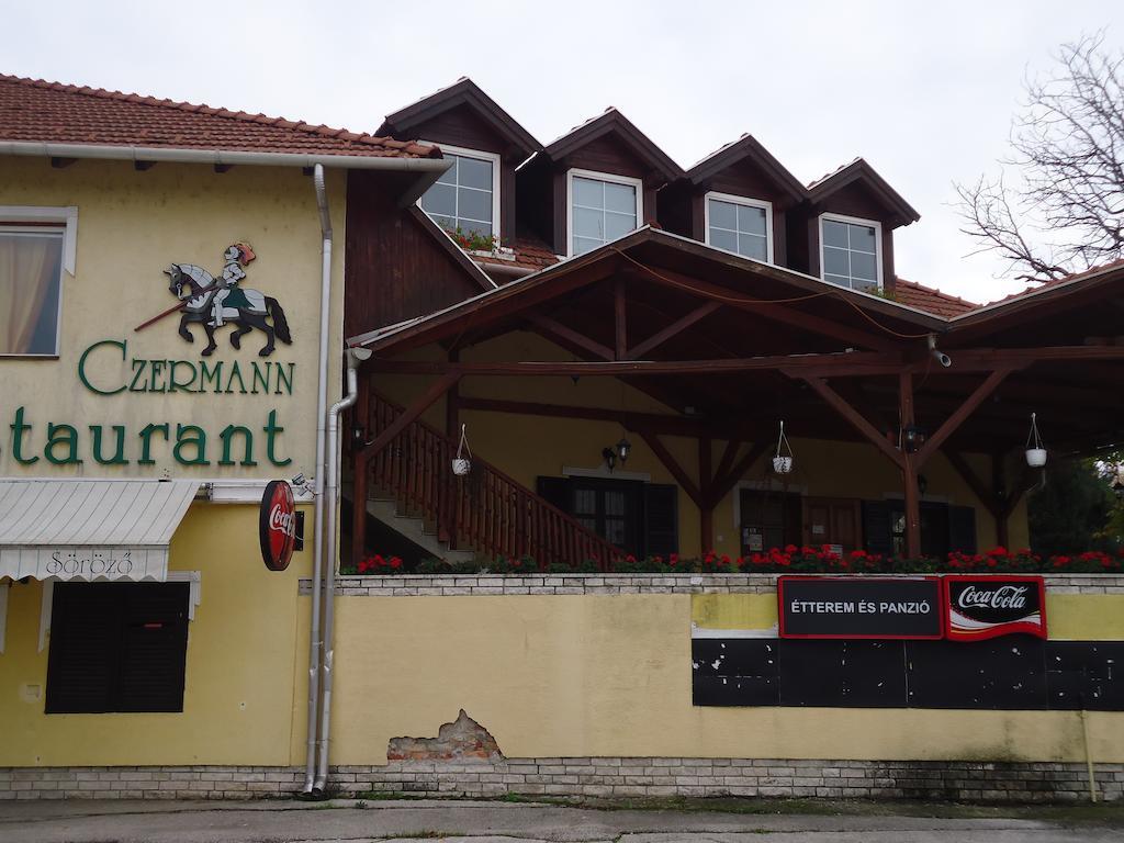 Hotel Czermann Panzió és Étterem Oroszlány Esterno foto