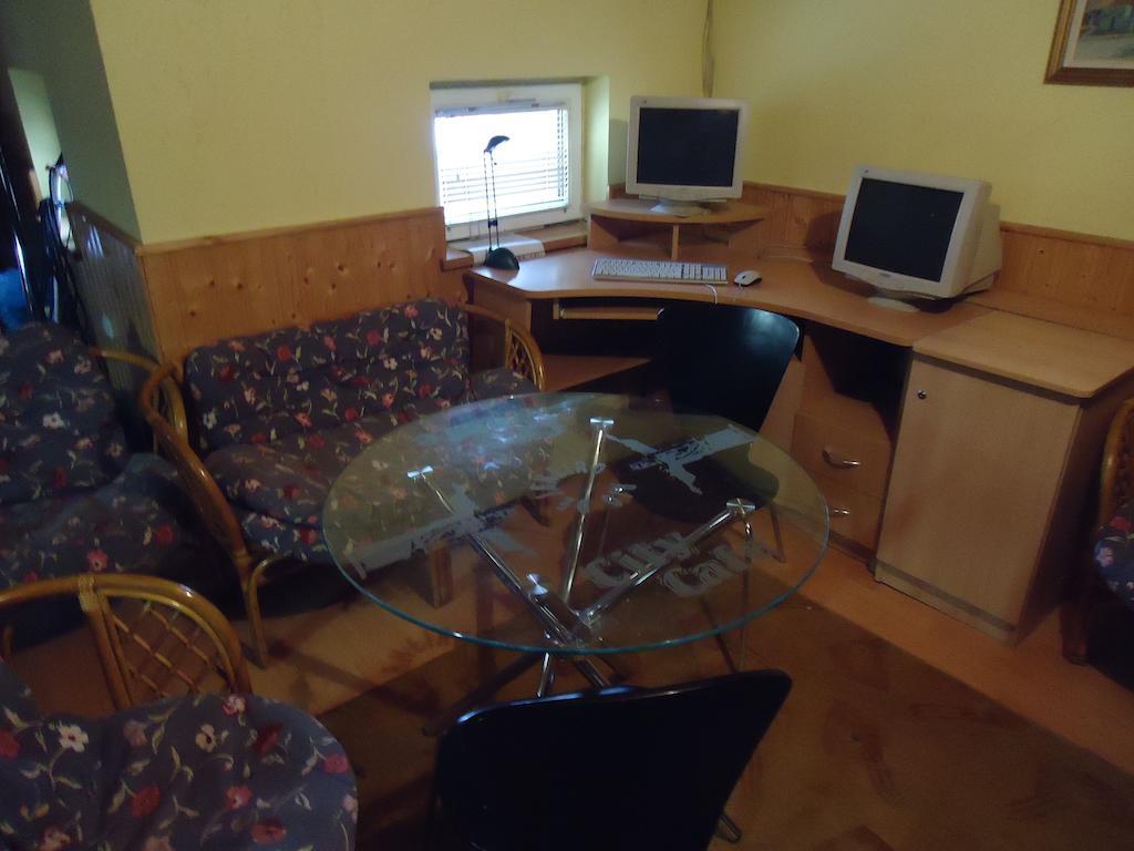 Hotel Czermann Panzió és Étterem Oroszlány Esterno foto