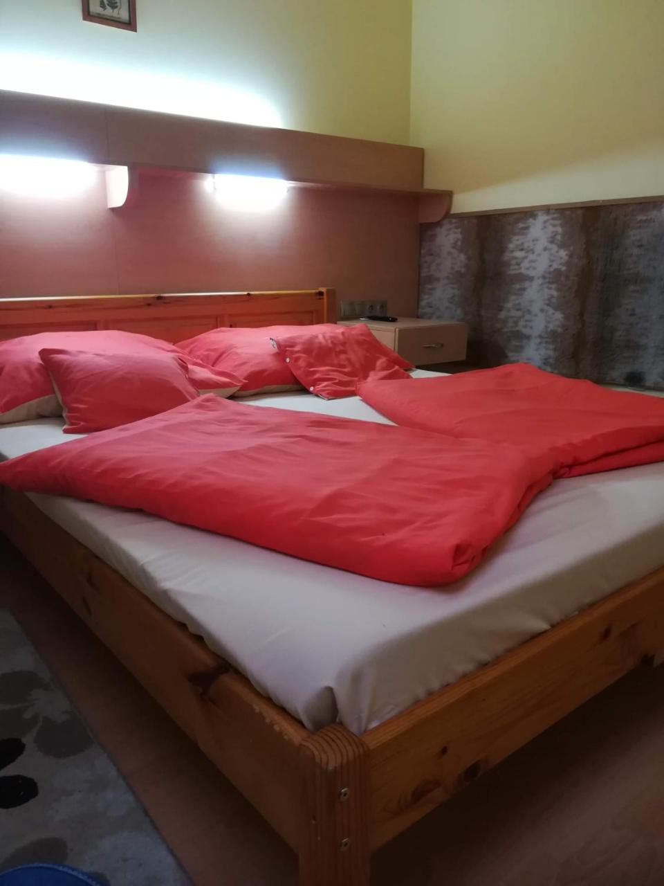 Hotel Czermann Panzió és Étterem Oroszlány Esterno foto